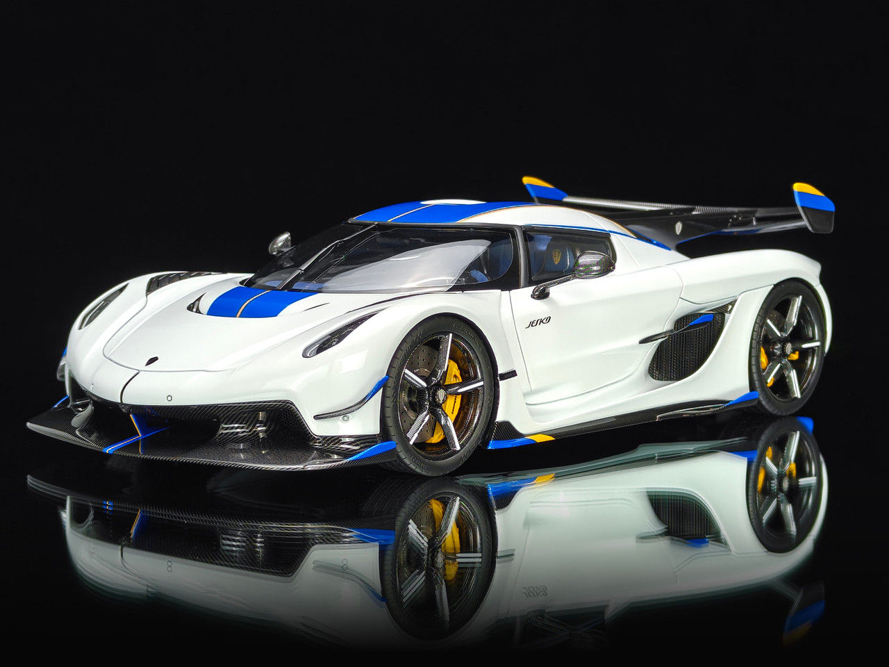 1/18 Frontiart Koenigsegg Jesko 7283 Crystal White Car Model