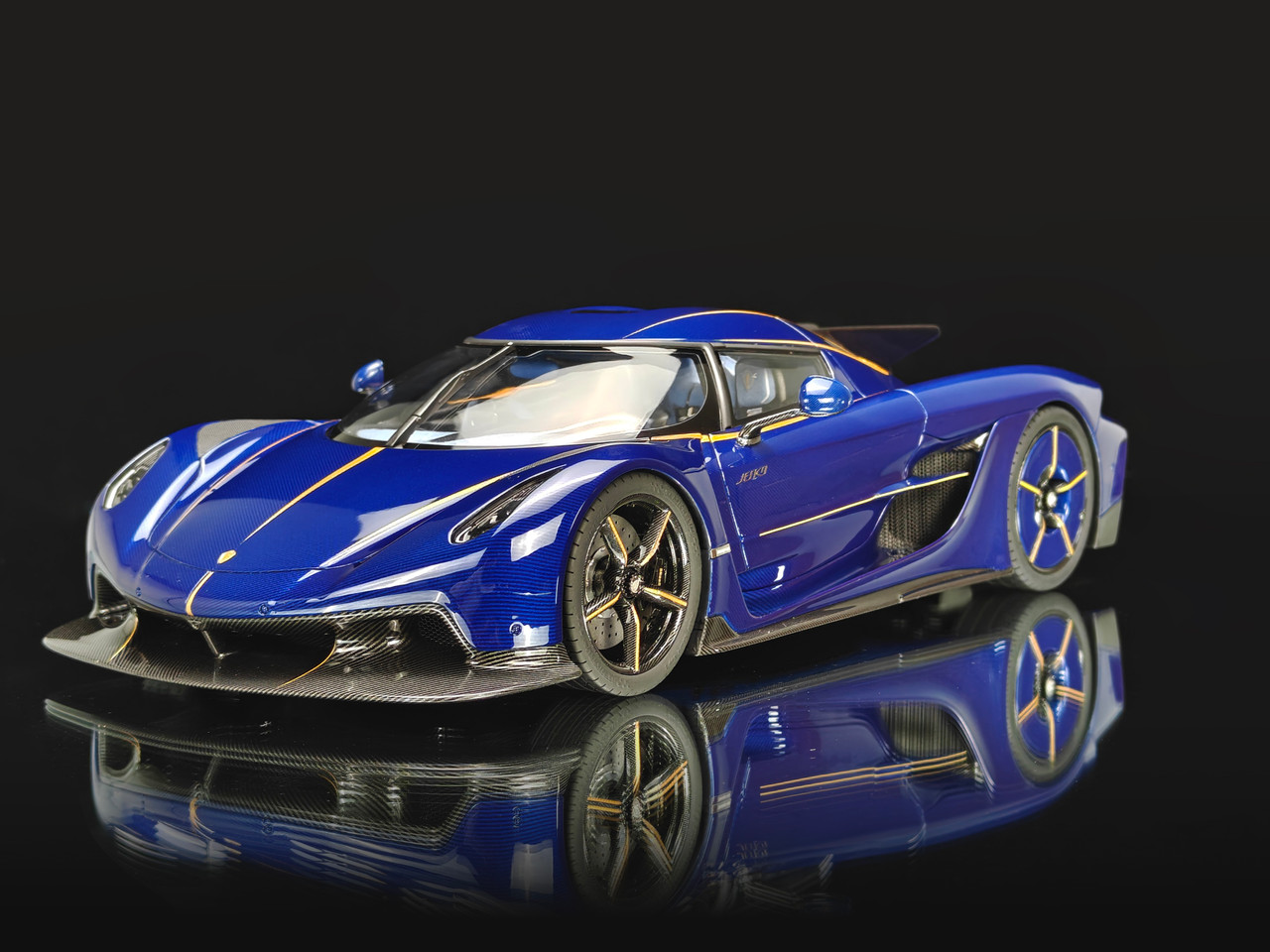 1/18 Frontiart Koenigsegg Jesko Absolut 7389 in Blue-Tinted Carbon
