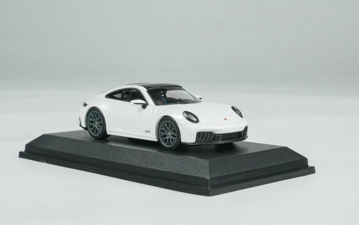 1/64 Minichamps 2025 Porsche 911 (992.2) Carrera GTS (White