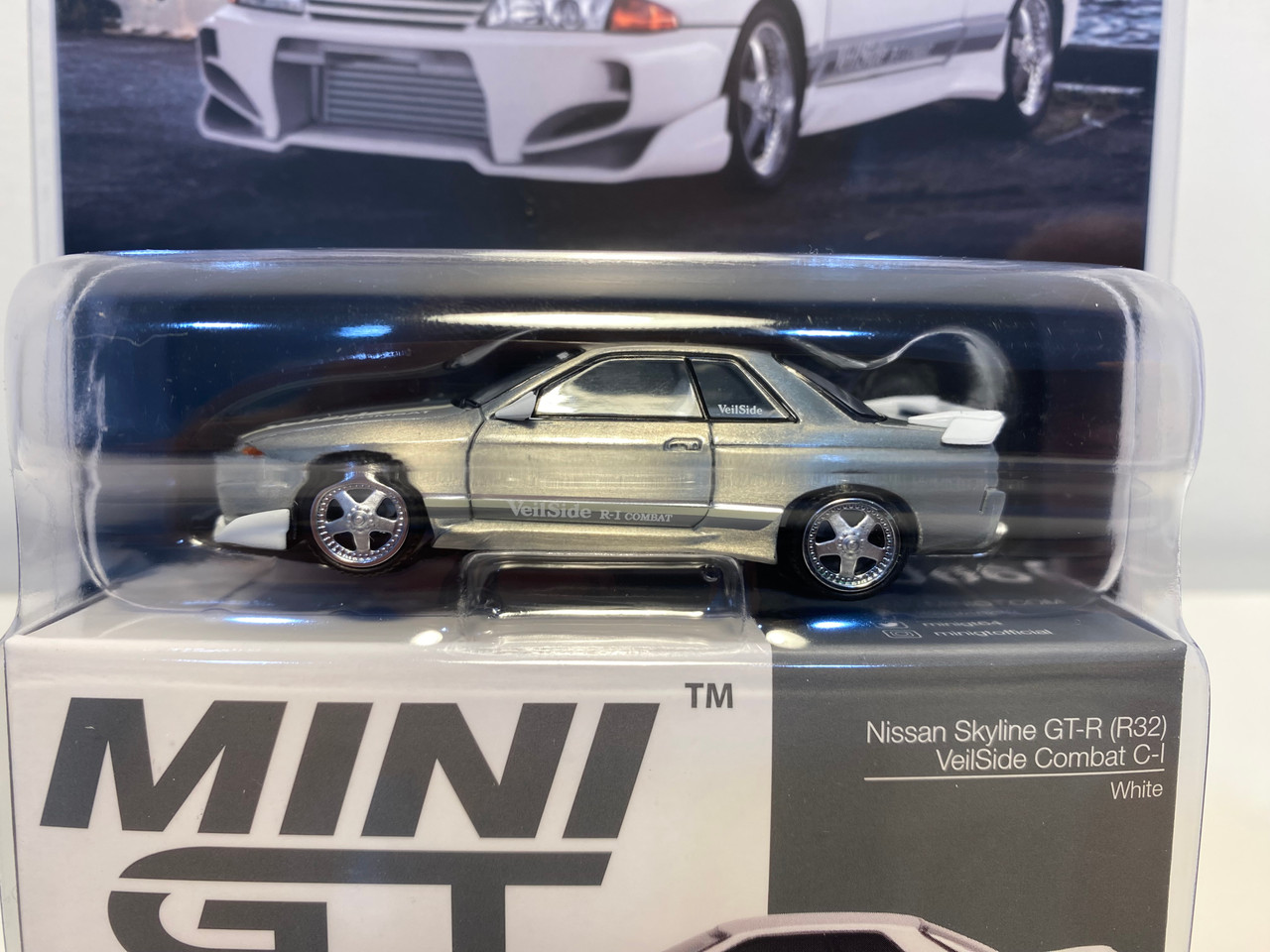 CHASE CAR 1/64 Mini GT Nissan Skyline GT-R (R32) VeilSide Combat C-I (White) Diecast Car Model