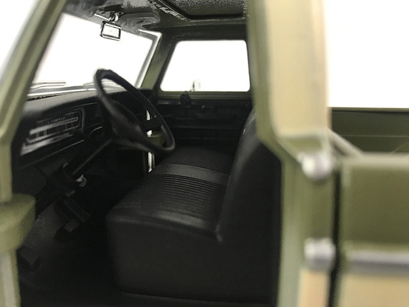 1/24 Motormax 1969 Ford F-100 Pickup Truck (Green & Cream White) Diecast Car Model