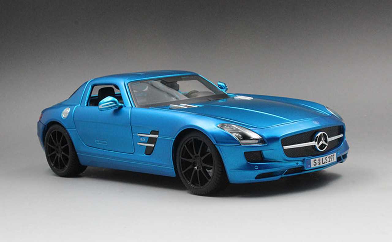 1/18 Maisto Mercedes-Benz Mercedes SLS AMG (Metallic Matte Blue) Diecast Car Model