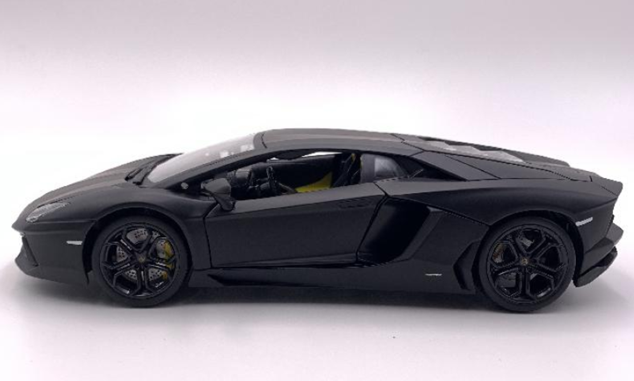 1/18 Bburago Lamborghini Aventador LP700-4 (Matte Black) Diecast Car Model