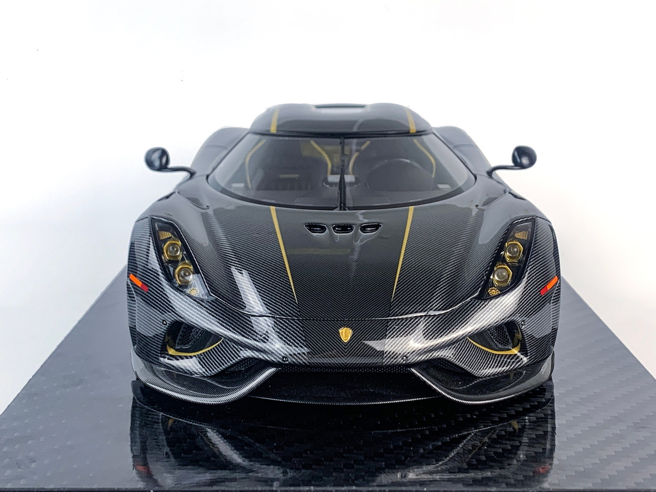 1/18 Frontiart Koenigsegg Regera Golden Knight (Carbon Black with