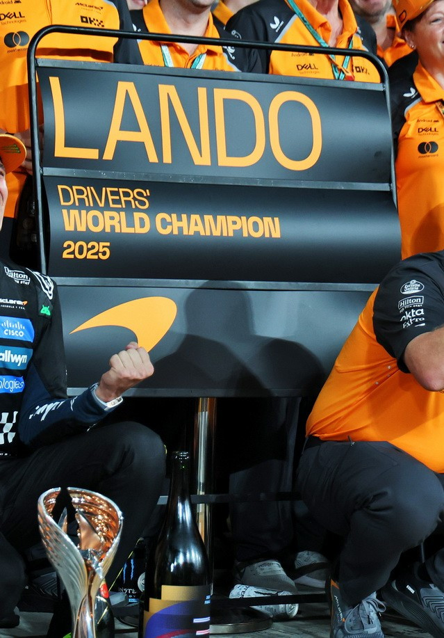 1/18 Minichamps 2025 Formula 1 Abu Dhabi GP 3rd Place Mclaren MCL39 #4 Lando Norris 2025 F1 World Champion Car Model with Pit Board & Lando Norris Figure