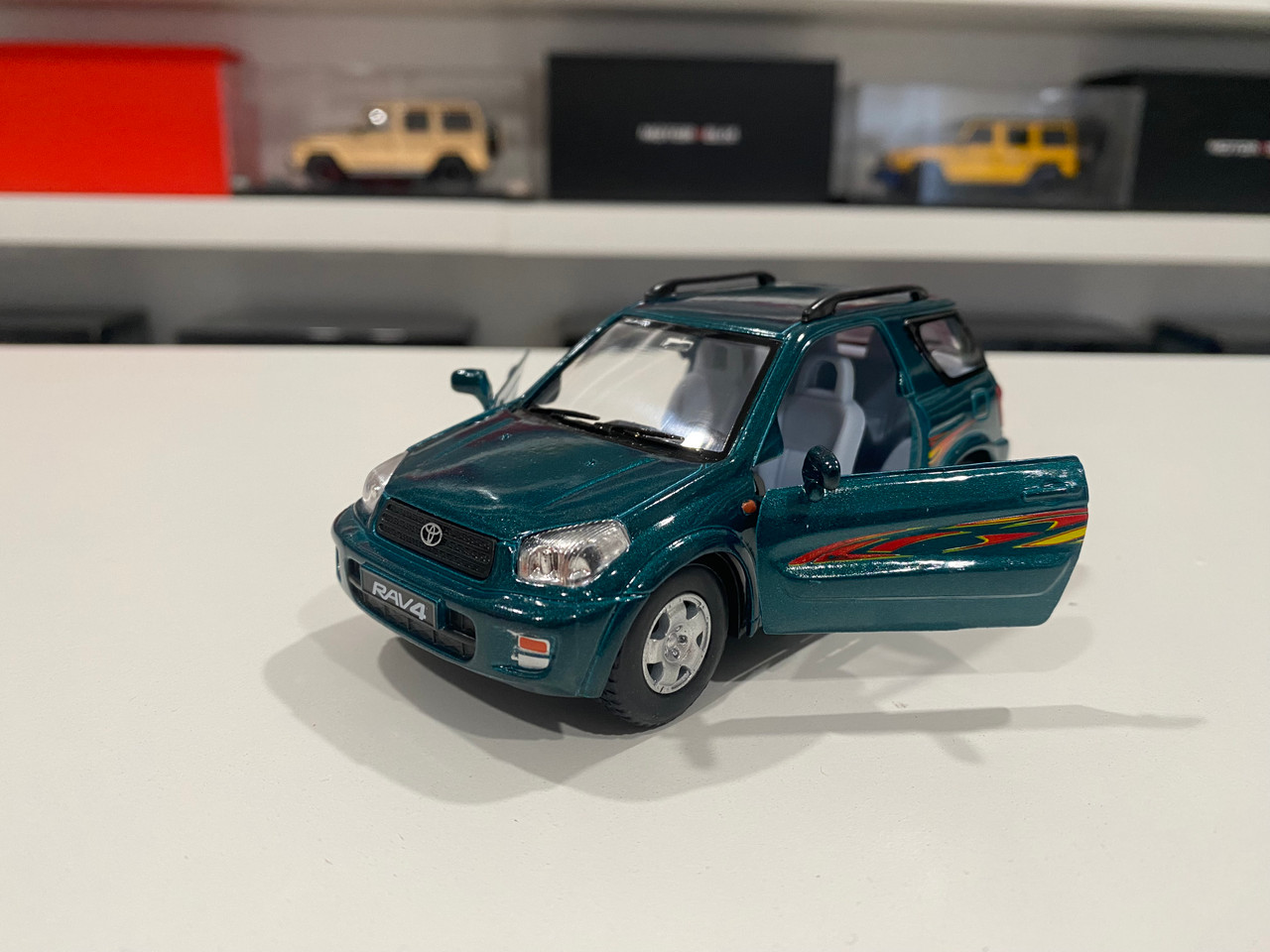 1/32 Kinsmart 2000 Toyota Rav 4 (Green) Pullback Toy Model Car (New no retail box)
