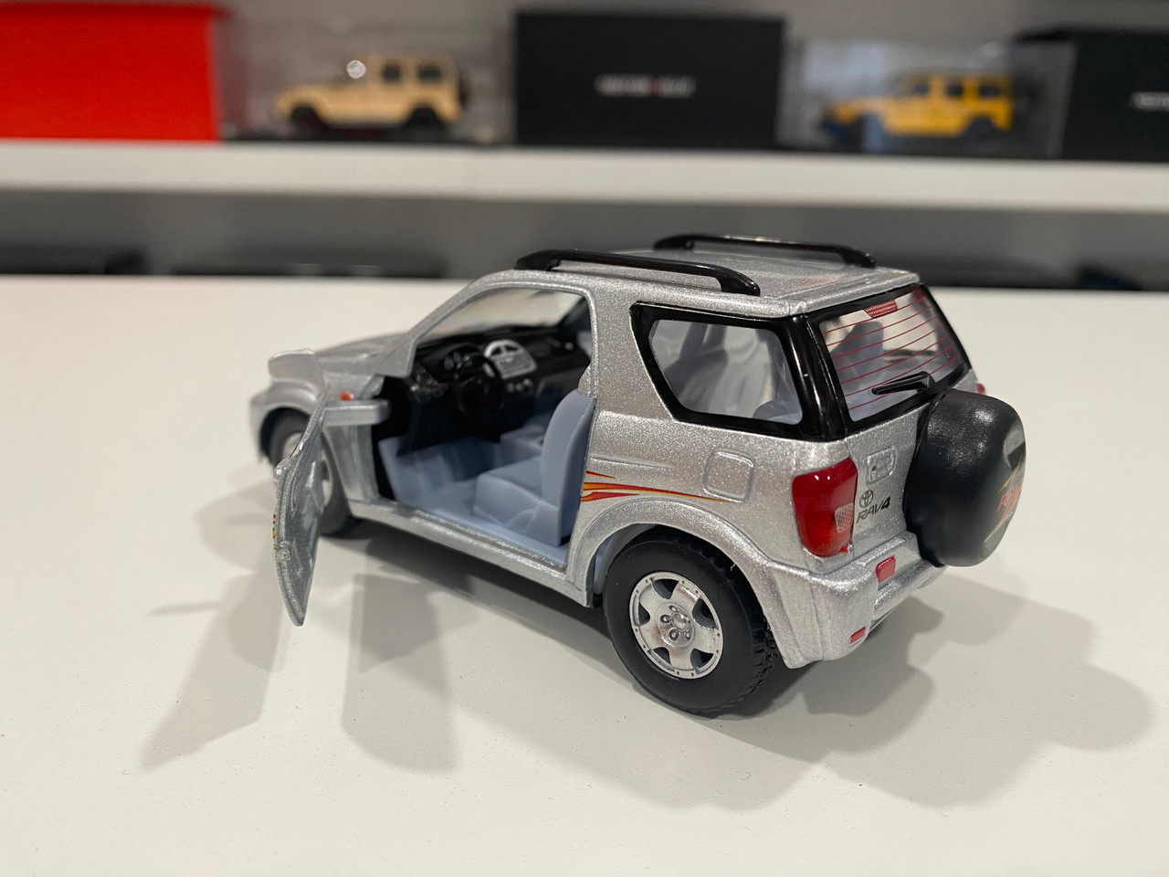 1/32 Kinsmart 2000 Toyota Rav 4 (Silver) Pullback Toy Model Car