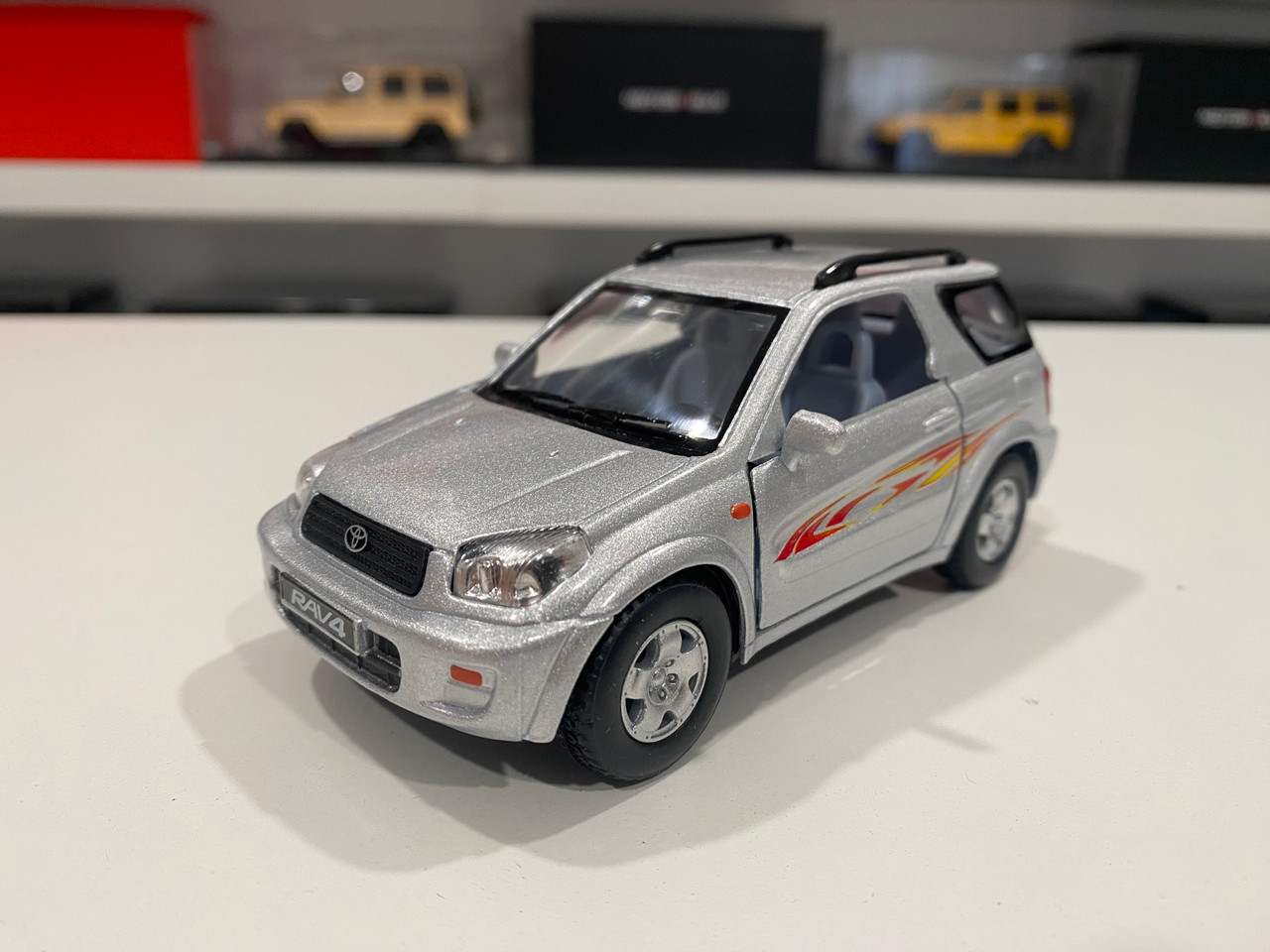 1/32 Kinsmart 2000 Toyota Rav 4 (Silver) Pullback Toy Model Car
