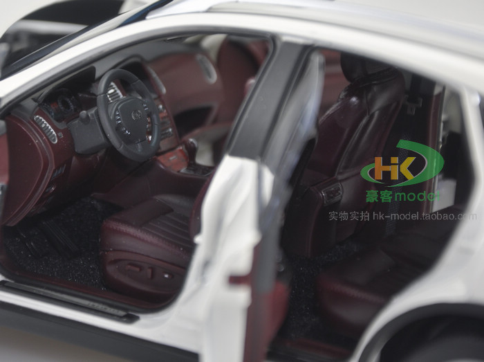 DAMAGED AS-IS 1/18 Dealer Edition Infiniti EX25 QX50 (White)  Diecast Car Model