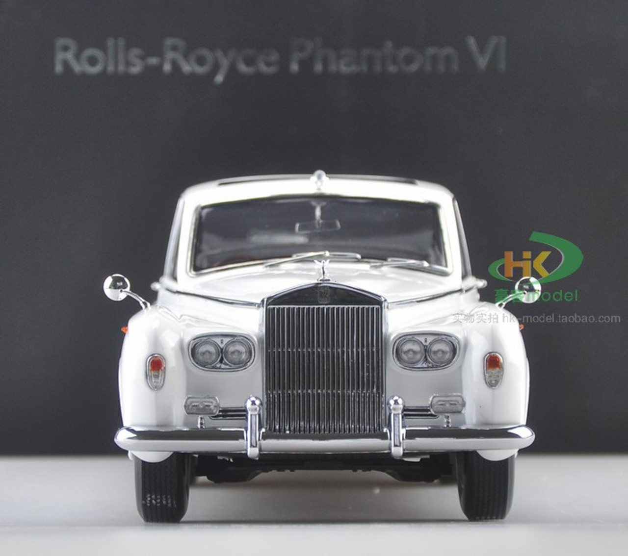 1/18 Dealer Edition 1967 Rolls-Royce Phantom VI (White) Convertible Diecast Car Model