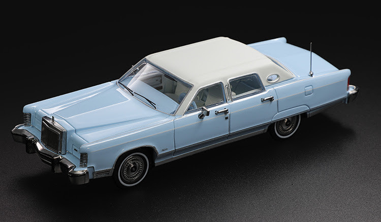 1/64 Sunstar 1979 Lincoln Continental Town Car (Wedgewood Blue) Diecast Car Model