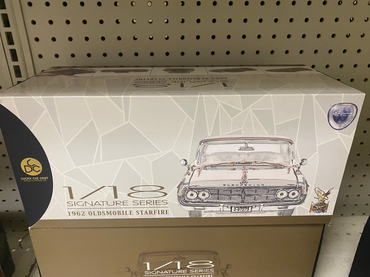 1/18 Road Signature Signature Series 1962 Oldsmobile Starfire (Black) Diecast Car Model