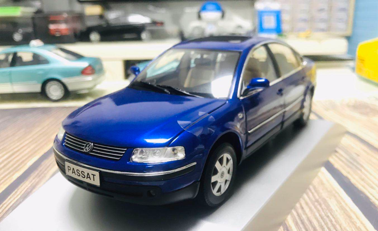 1/18 Dealer Edition B5 and B5.5 (Typ 3B and 3BG; 1997–2006) Volkswagen VW  Passat (Blue) Diecast Car Model