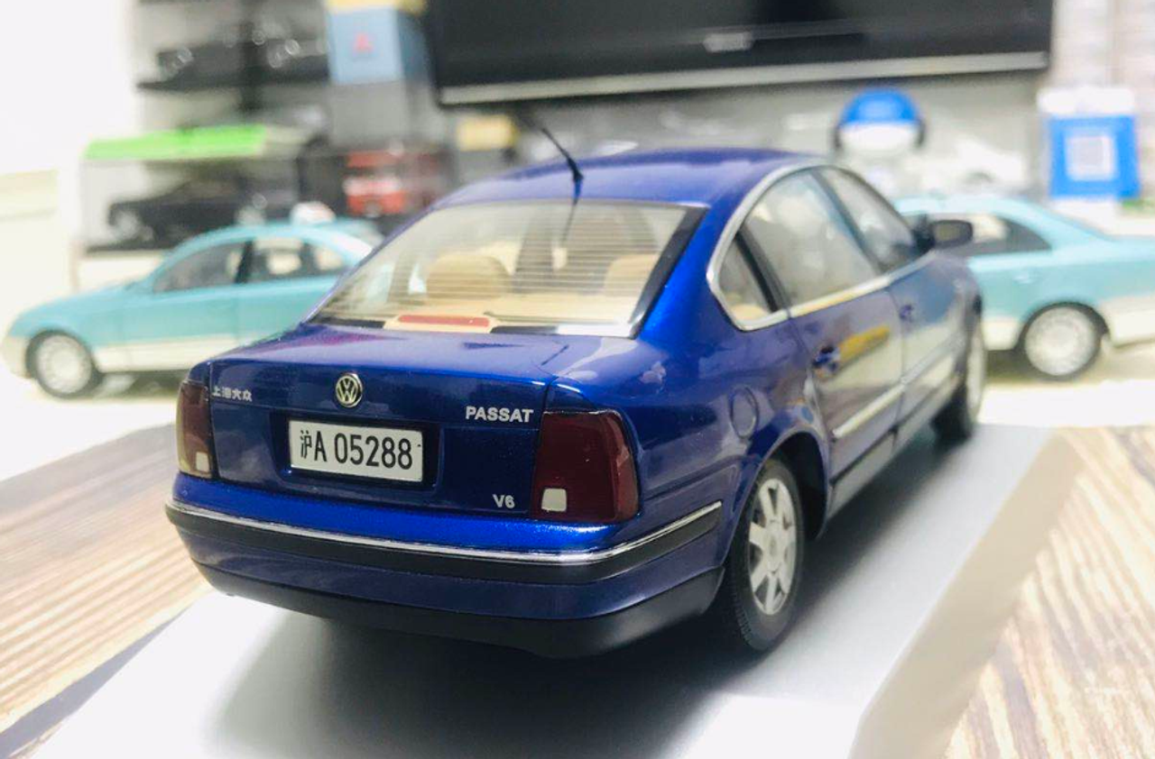 1/18 Dealer Edition B5 and B5.5 (Typ 3B and 3BG; 1997–2006) Volkswagen VW Passat (Blue) Diecast Car Model