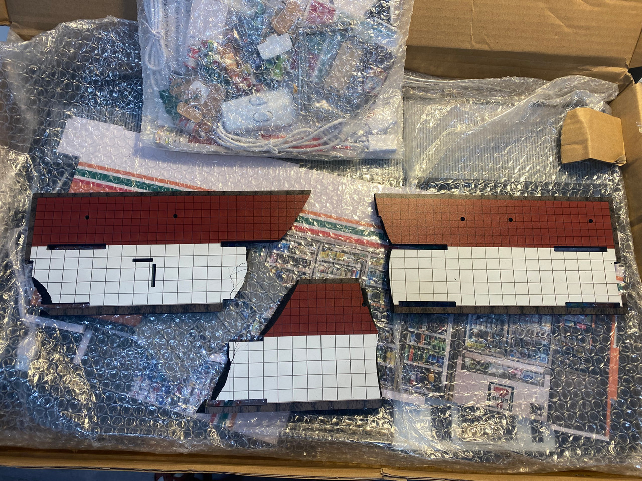 DAMAGED AS-IS 1/18 G-Fans 711 7-Eleven 7-11 Diorama with LED 4-Car Spot (Car models and Figures NOT included)