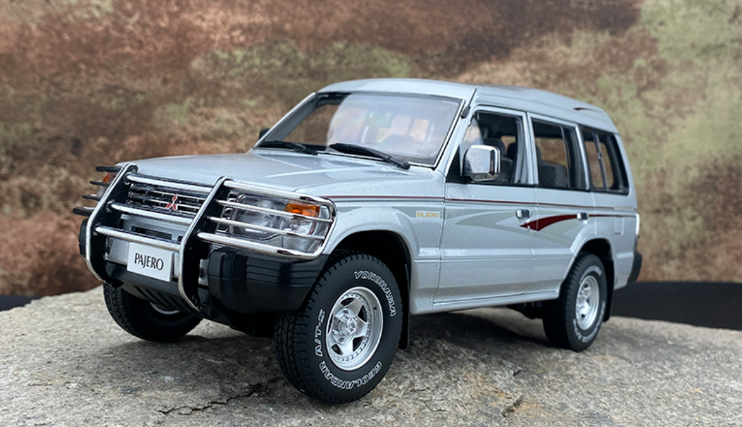 MINOR DAMAGED AS-IS 1/18 Mitsubishi Pajero V31 (Silver) Diecast Car Model