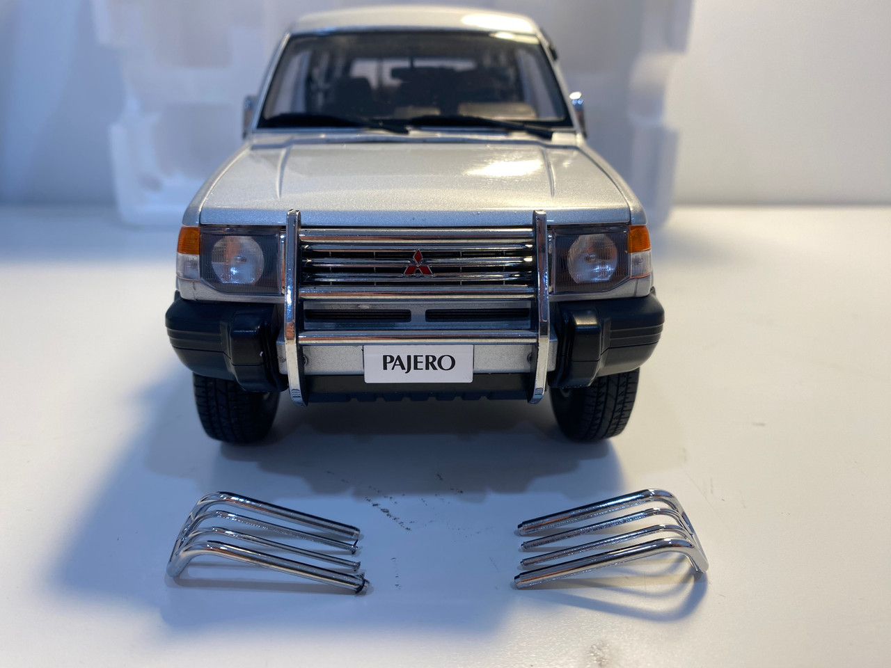 MINOR DAMAGED AS-IS 1/18 Mitsubishi Pajero V31 (Silver) Diecast Car Model