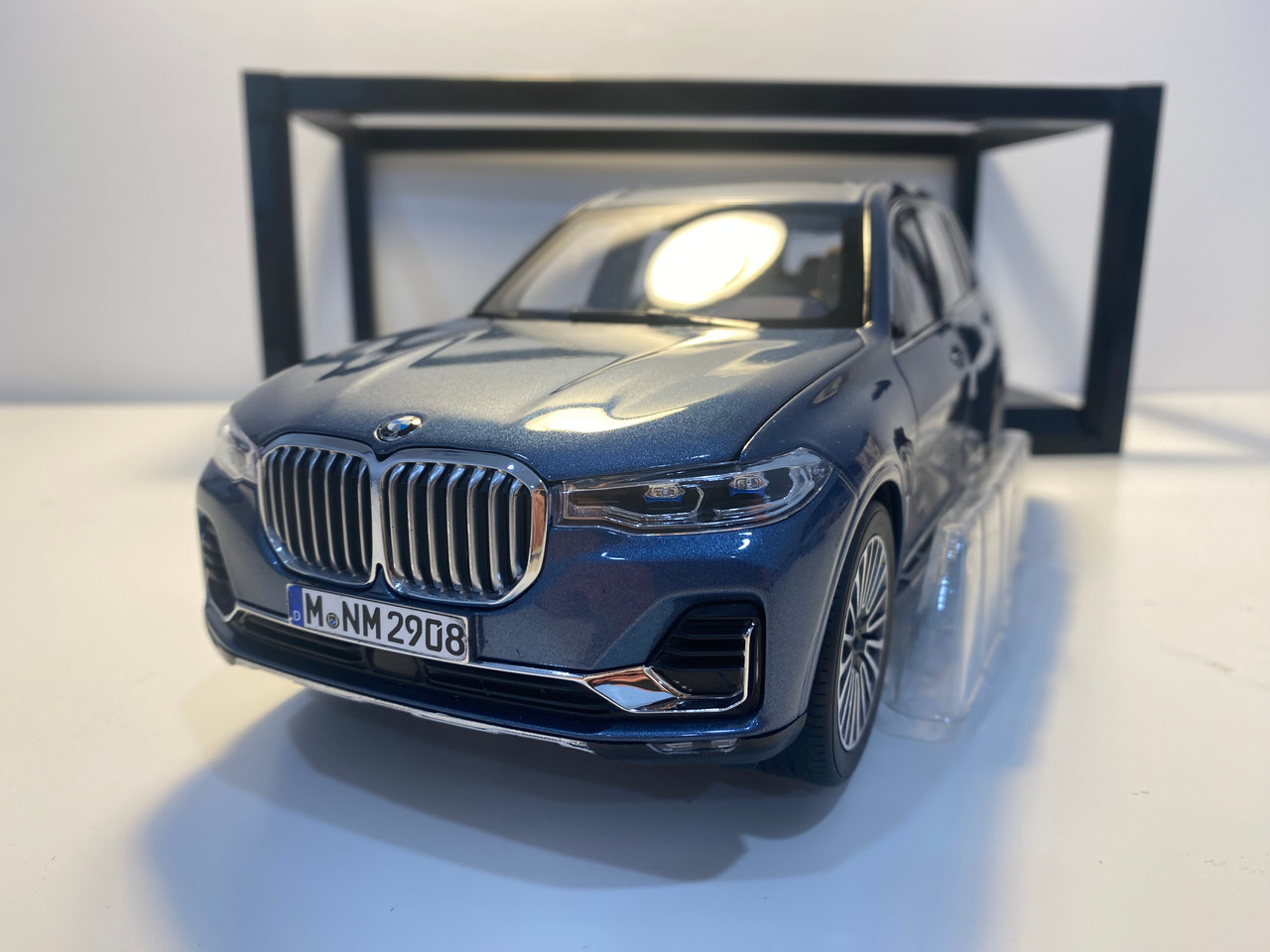 DAMAGED AS-IS 1/18 Dealer Edition BMW X7 G07 (Phytonic Blue