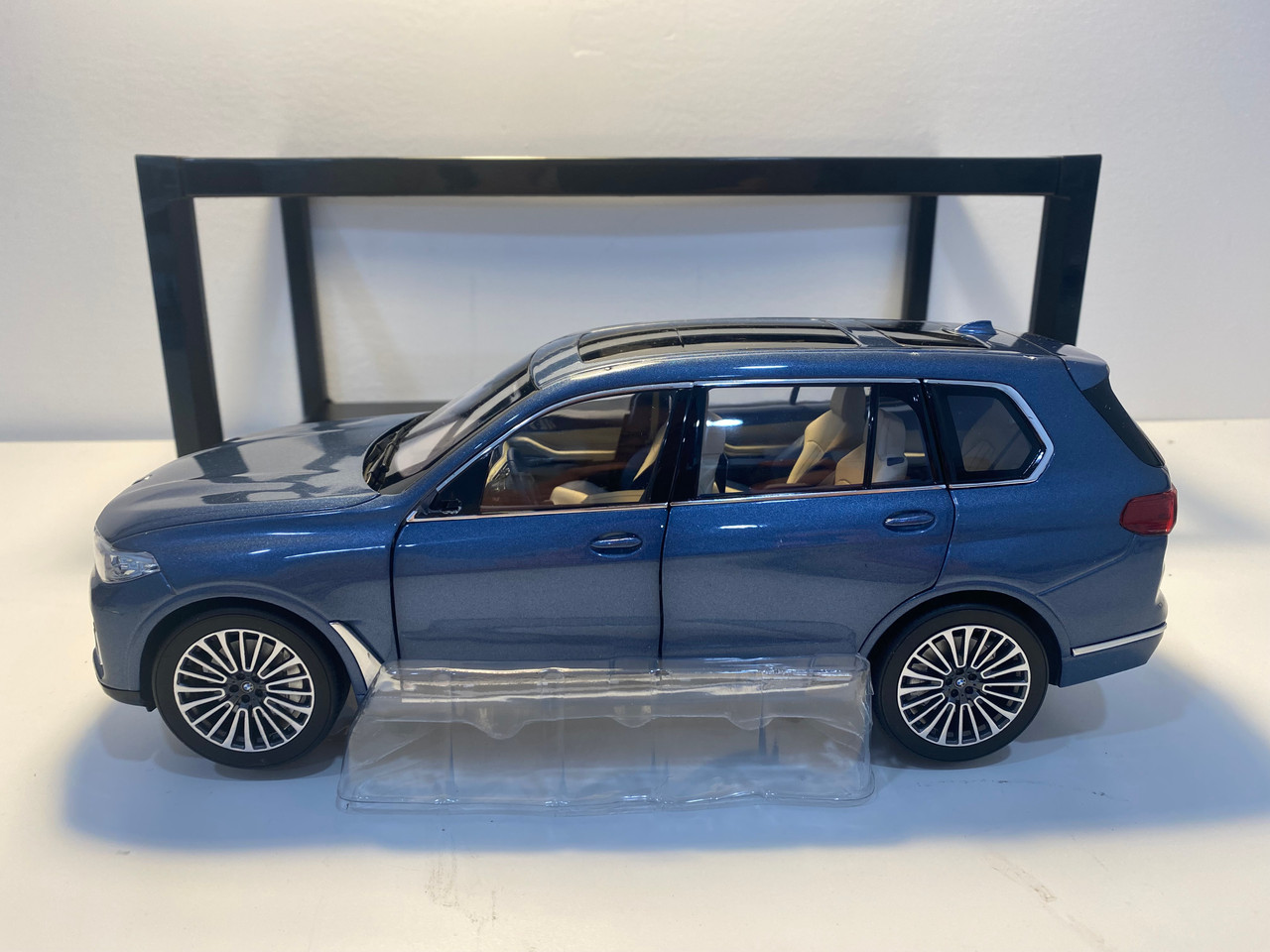 DAMAGED AS-IS 1/18 Dealer Edition BMW X7 G07 (Phytonic Blue