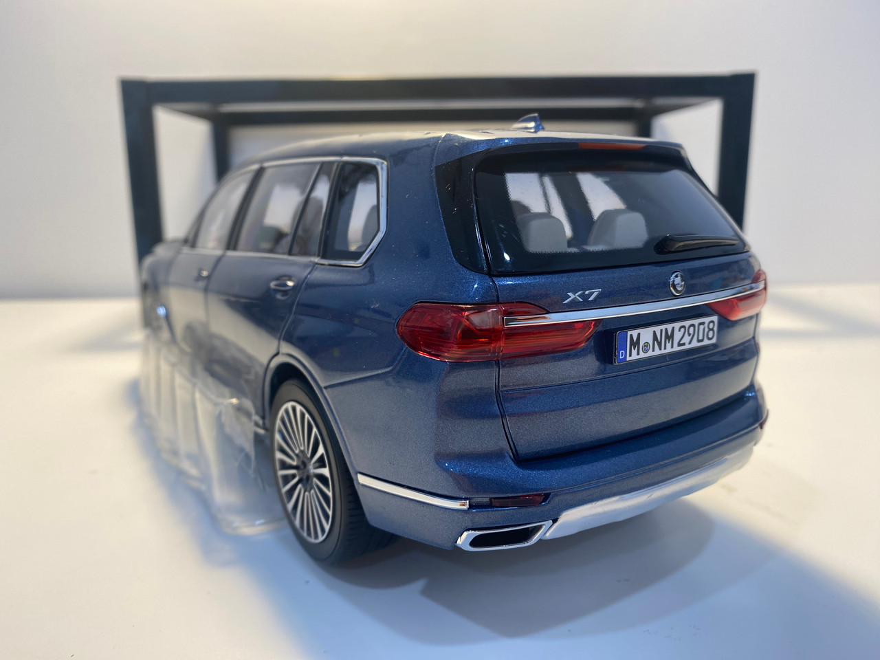 DAMAGED AS-IS 1/18 Dealer Edition BMW X7 G07 (Phytonic Blue