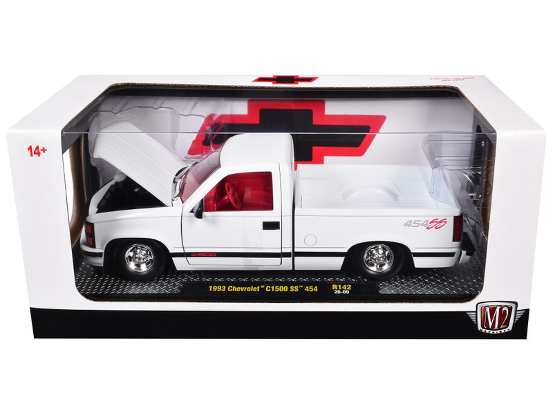 1/24 M2 Machines 1993 Chevrolet C1500 SS 454 (White) Diecast Car
