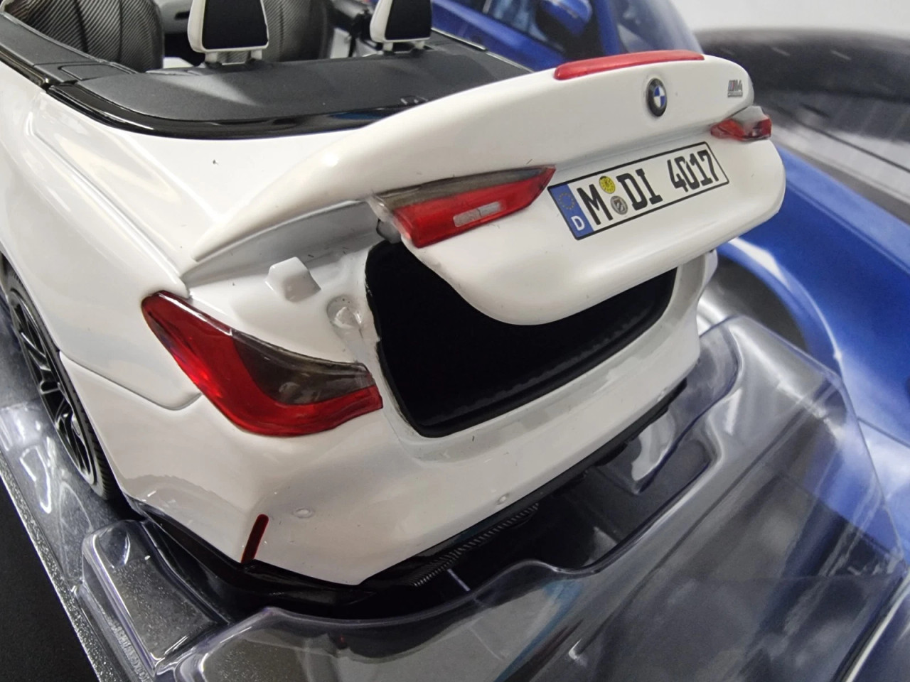 1/18 Dealer Edition BMW M4 G83 Cabriolet LCI (White) Diecast Car Model