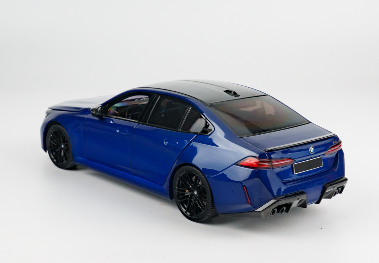 1/18 Minichamps 2024 BMW M5 G90 (Blue Metallic) Diecast Car Model