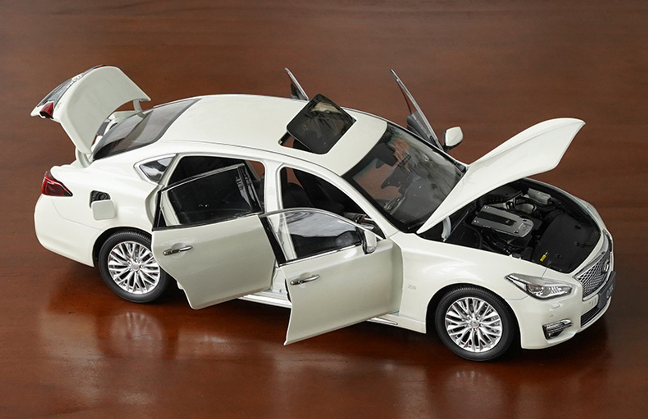 1/18 Dealer Edition Infiniti Q70 Q70L (White) Diecast Car Model