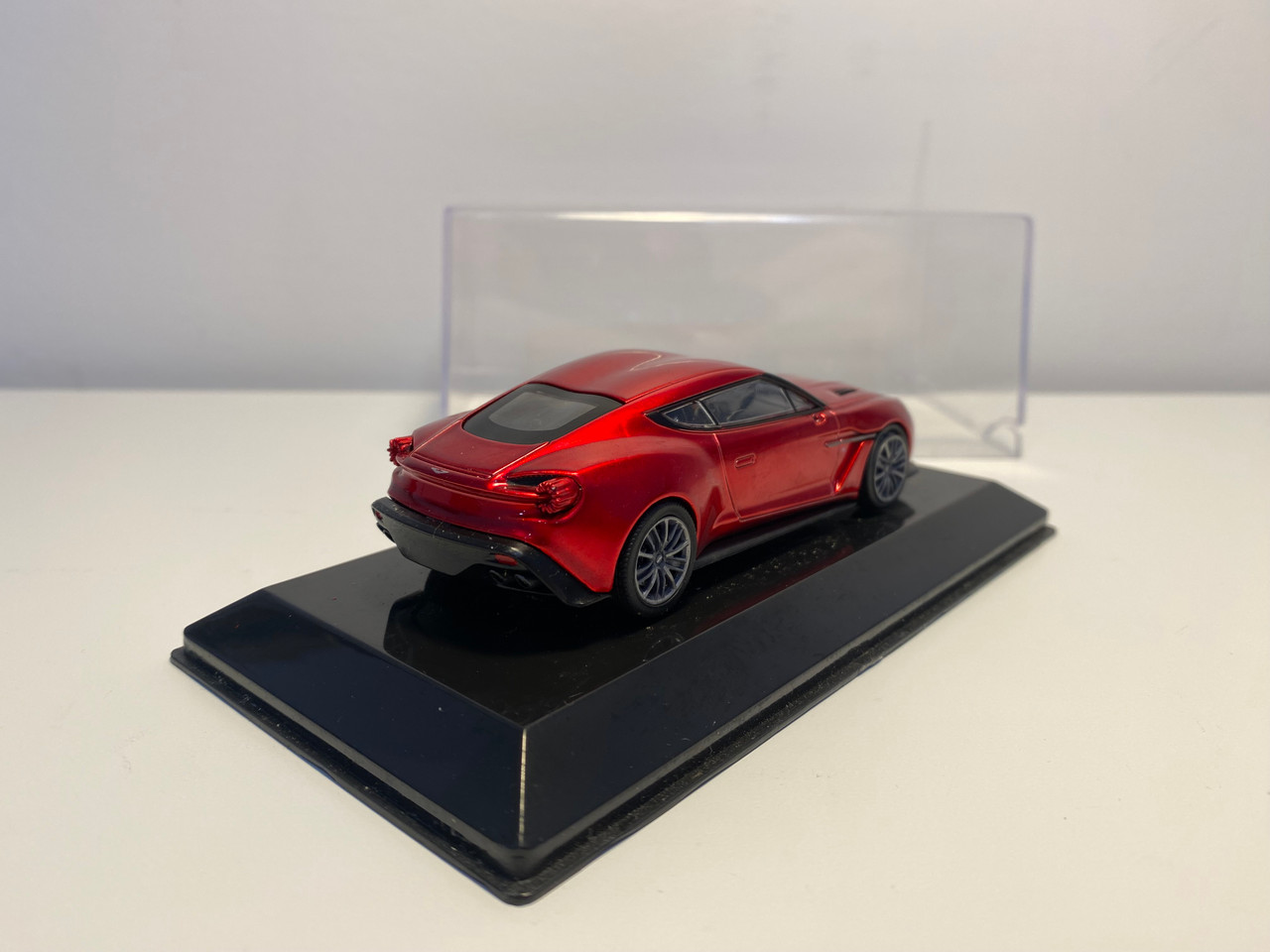 DAMAGED AS-IS 1/43 Altaya 2016 Aston Martin V12 Vanquish Zagato (Red Metallic) Diecast Car Model