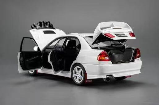 1/18 Motorhelix Mitsubishi Lancer Evolution Evo IV GSR (White) with Bonnet Rally Lamp Pod Diecast Car Model