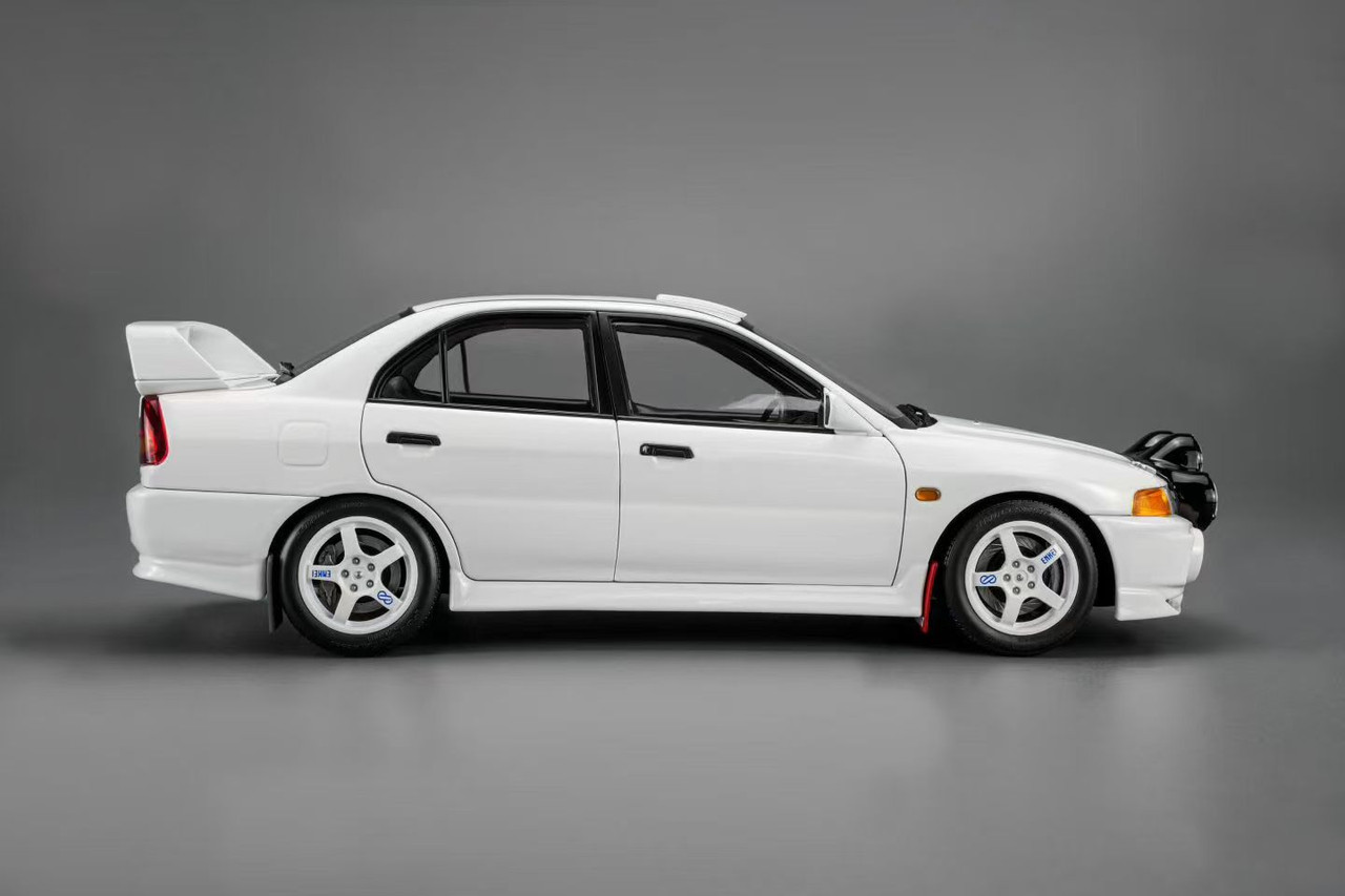 1/18 Motorhelix Mitsubishi Lancer Evolution Evo IV GSR (White) with Bonnet Rally Lamp Pod Diecast Car Model with Dyno Machine & Accessories