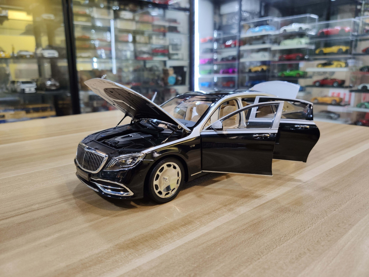 1/18 Almost Real Almostreal Mercedes-Benz MB Mercedes Maybach S650 (Black / Silver) Diecast Car Model