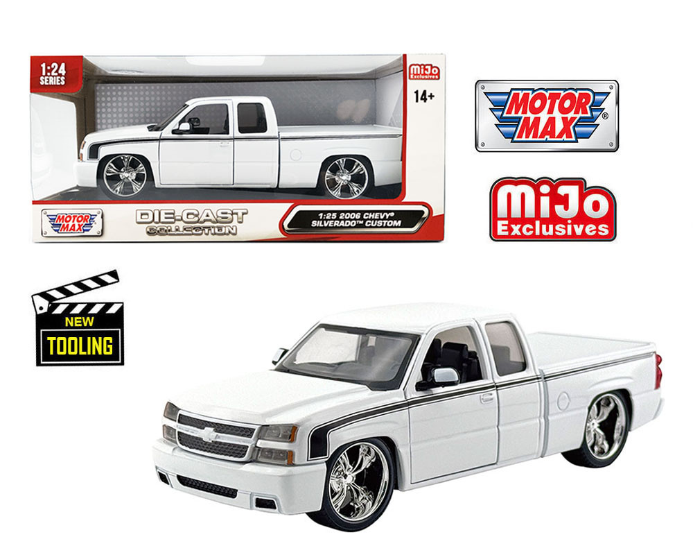 1/25 Motormax 2006 Chevrolet Silverado Extended Cab Custom (White) Diecast Car Models