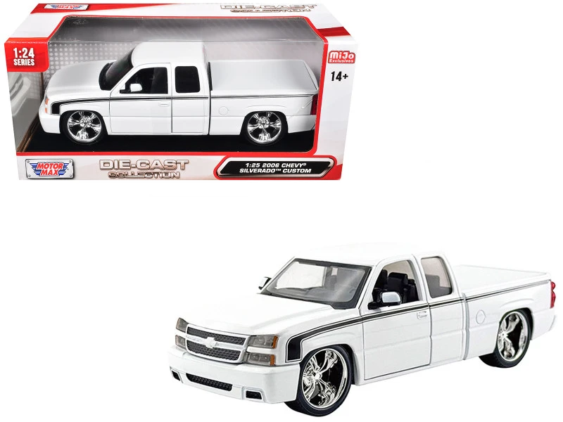 1/25 Motormax 2006 Chevrolet Silverado Extended Cab Custom (White) Diecast Car Models