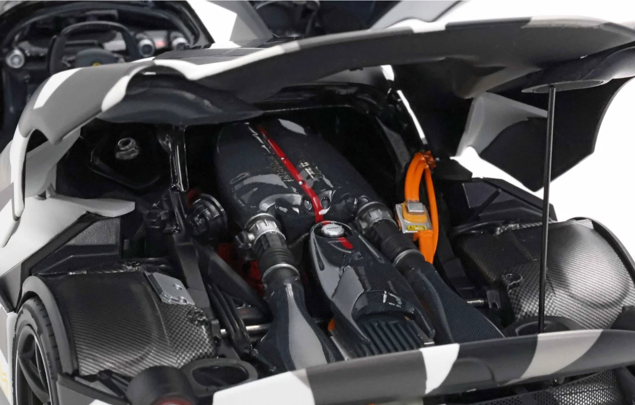 1/18 BBR 2012 Ferrari LaFerrari (White & Grey Camouflage) Full Open Diecast Car Model Special Leather Case Limited 20 Pieces