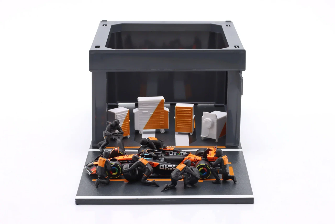 1/43 BBurago 2025 F1 Pit Stop Diorama Oscar Piastri #81 Car Model