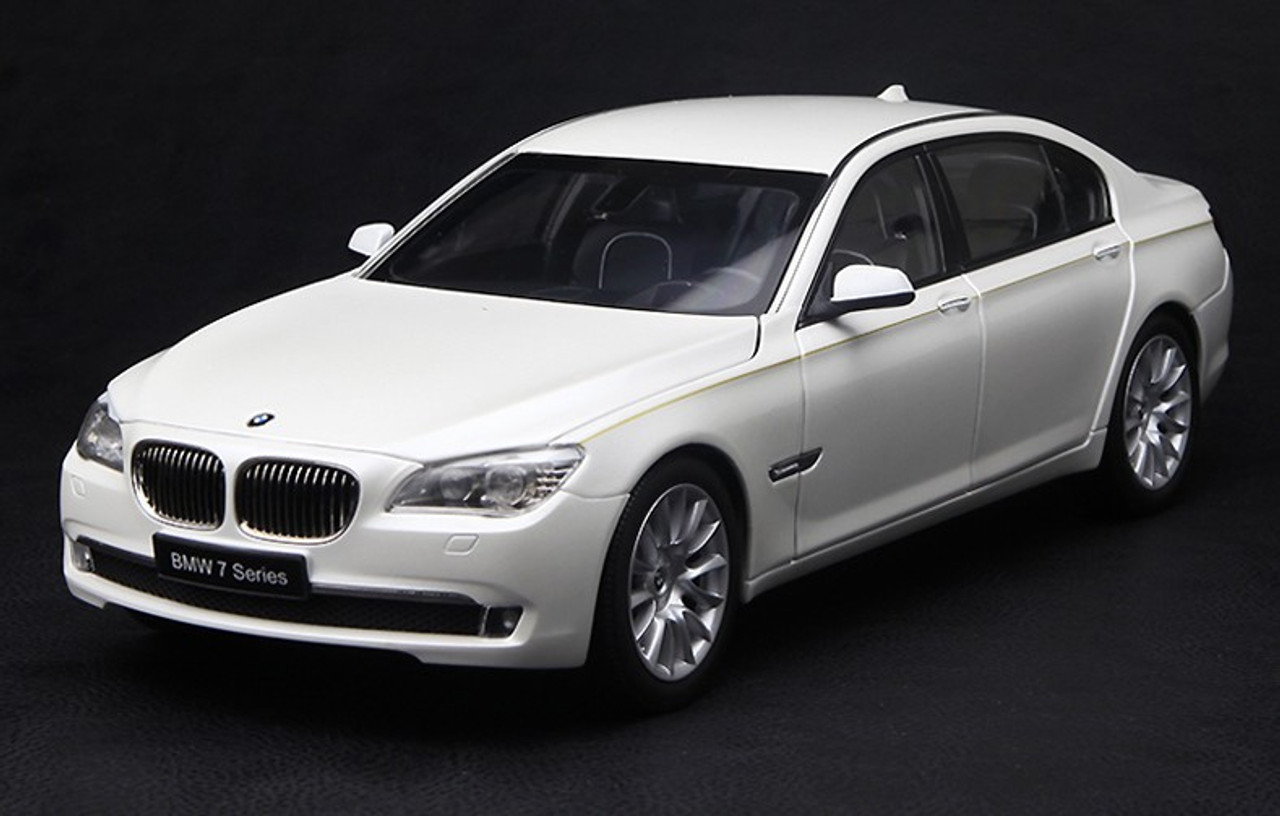 1/18 Kyosho BMW 7 Series 760Li (F02) (White) Diecast Car Model