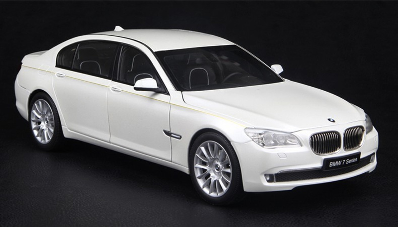 1/18 Kyosho BMW 7 Series 760Li (F02) (White) Diecast Car Model