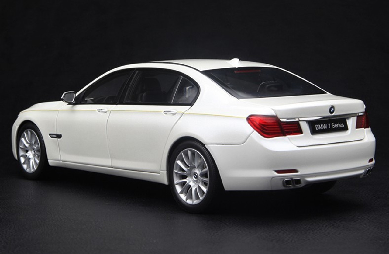 1/18 Kyosho BMW 7 Series 760Li (F02) (White) Diecast Car Model