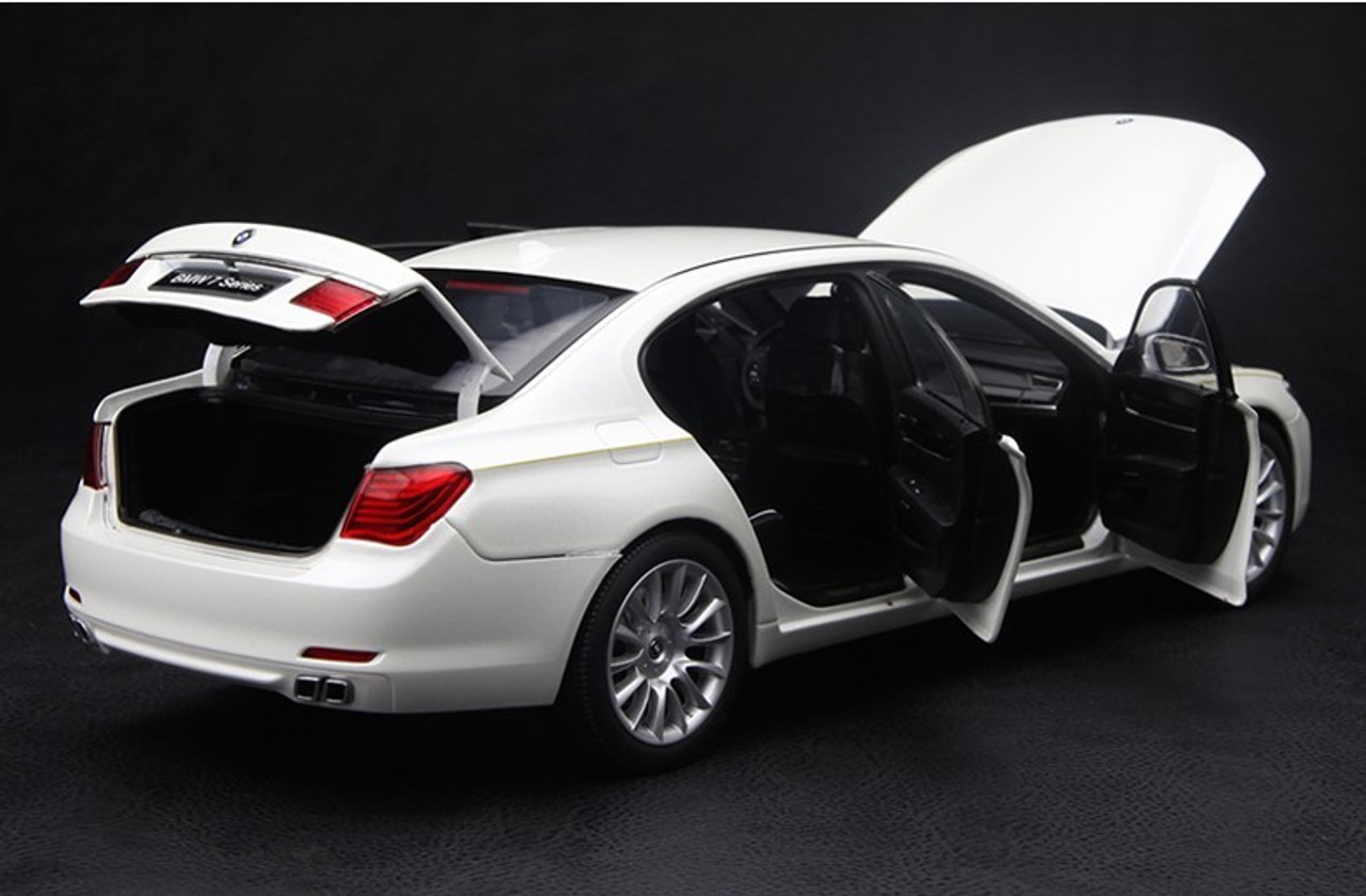 1/18 Kyosho BMW 7 Series 760Li (F02) (White) Diecast Car Model