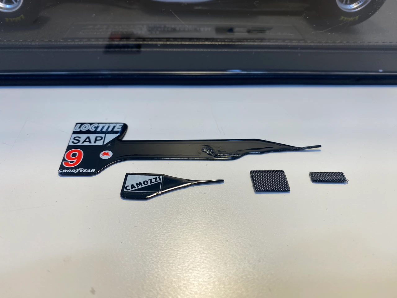 DAMAGED AS-IS MISSING PARTS 1/18 GP Replicas 1997 Formula 1 Mika Häkkinen McLaren MP4/12 #9 Winner Europe GP Car Model with Driver Figure