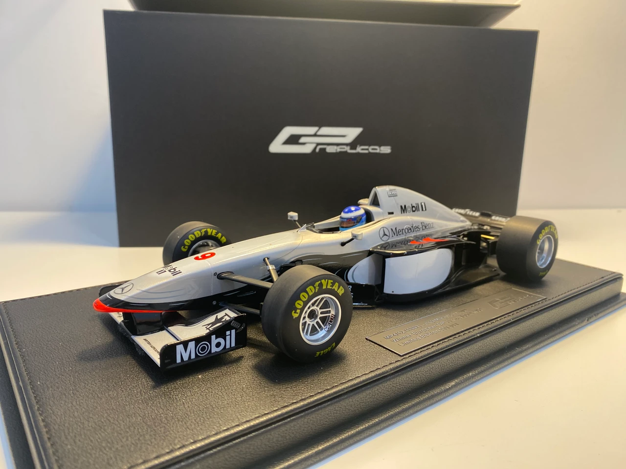 DAMAGED AS-IS MISSING PARTS 1/18 GP Replicas 1997 Formula 1 Mika Häkkinen McLaren MP4/12 #9 Winner Europe GP Car Model with Driver Figure