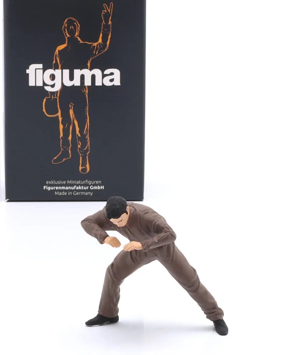 1/18 Figurenmanufaktur Mechanic with Brown Overall at Motor Figure