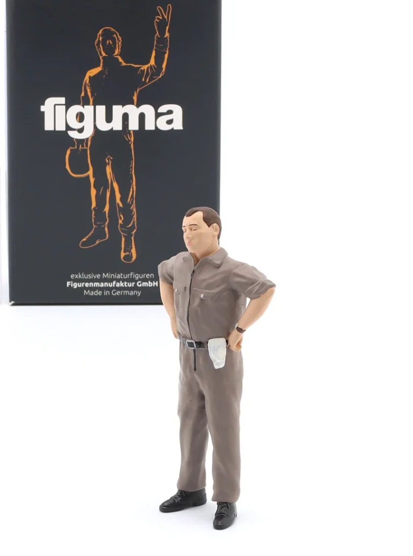 1/18 Figurenmanufaktur Mechanic with Brown Overall Skeptical Figure