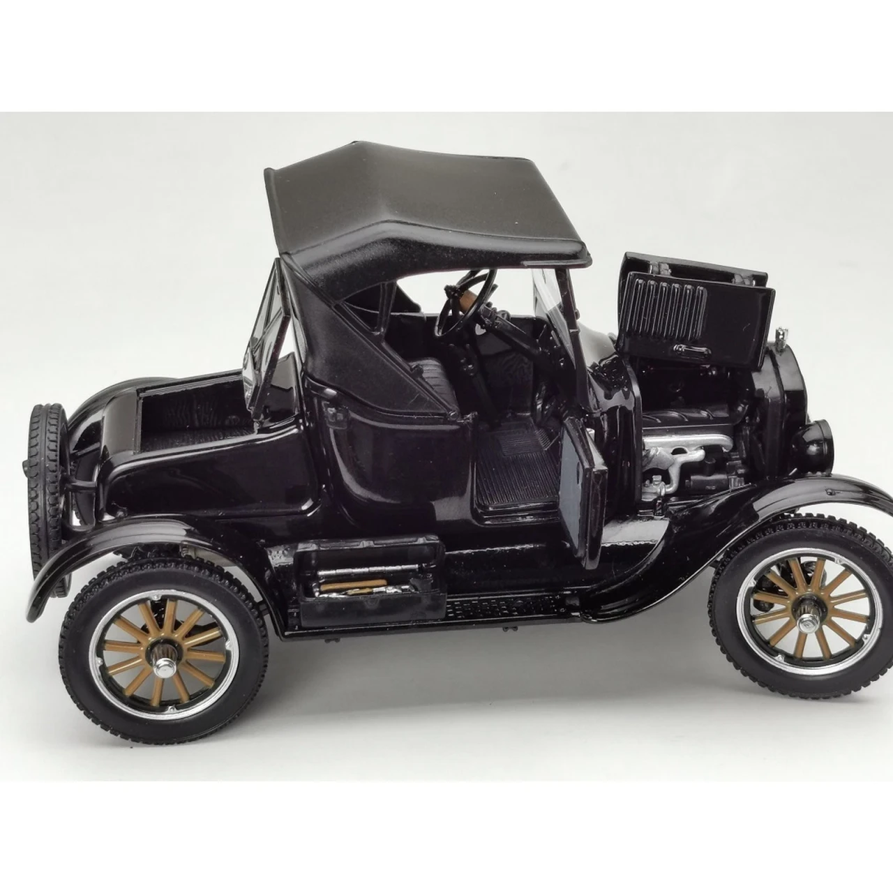 1/24 Sunstar 1985 Ford Model T Runabout (Black) Diecast Car Model