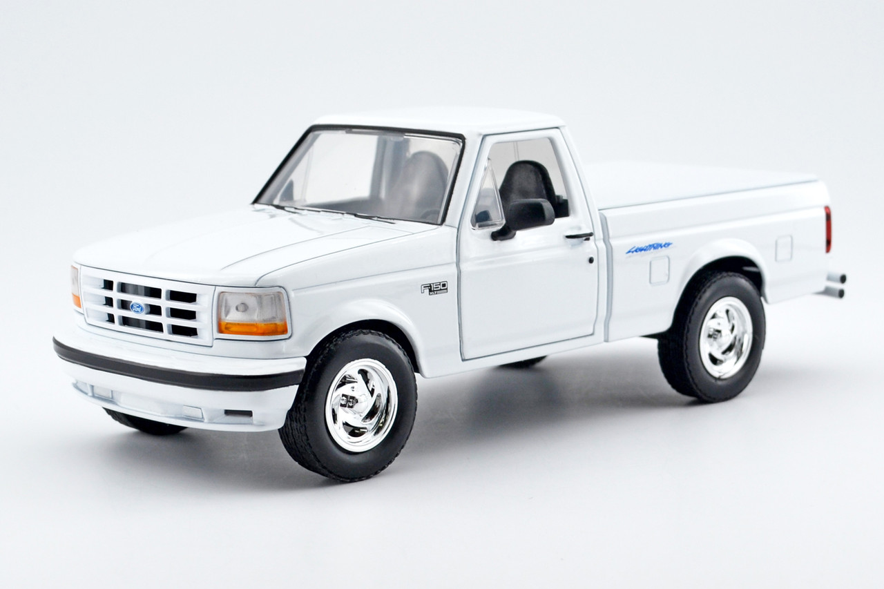 1/24 Motormax 1993 Ford F-150 SVT Lightning (White) Diecast Car Model