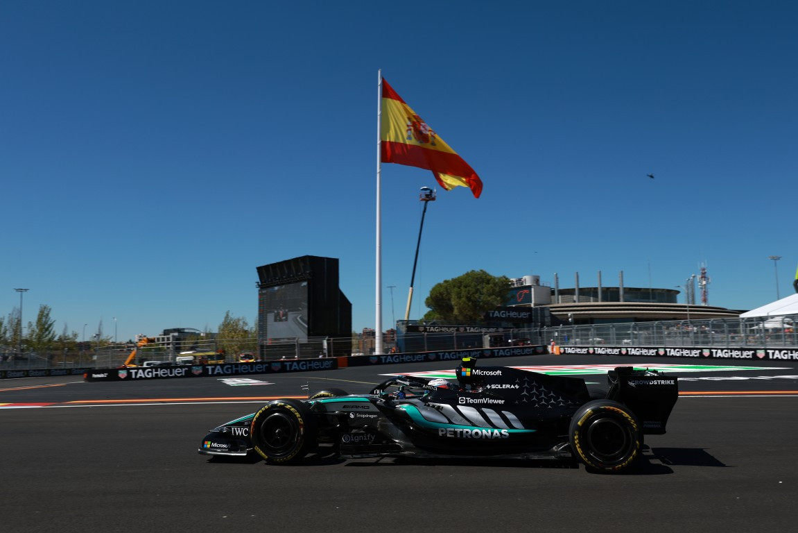 1/43 Minichamps 2026 F1 Mercedes-AMG Petronas F1 Team W17 #12 Kimi Antonelli Winner Spanish GP Car Model with Figure, Position & Pit Boards