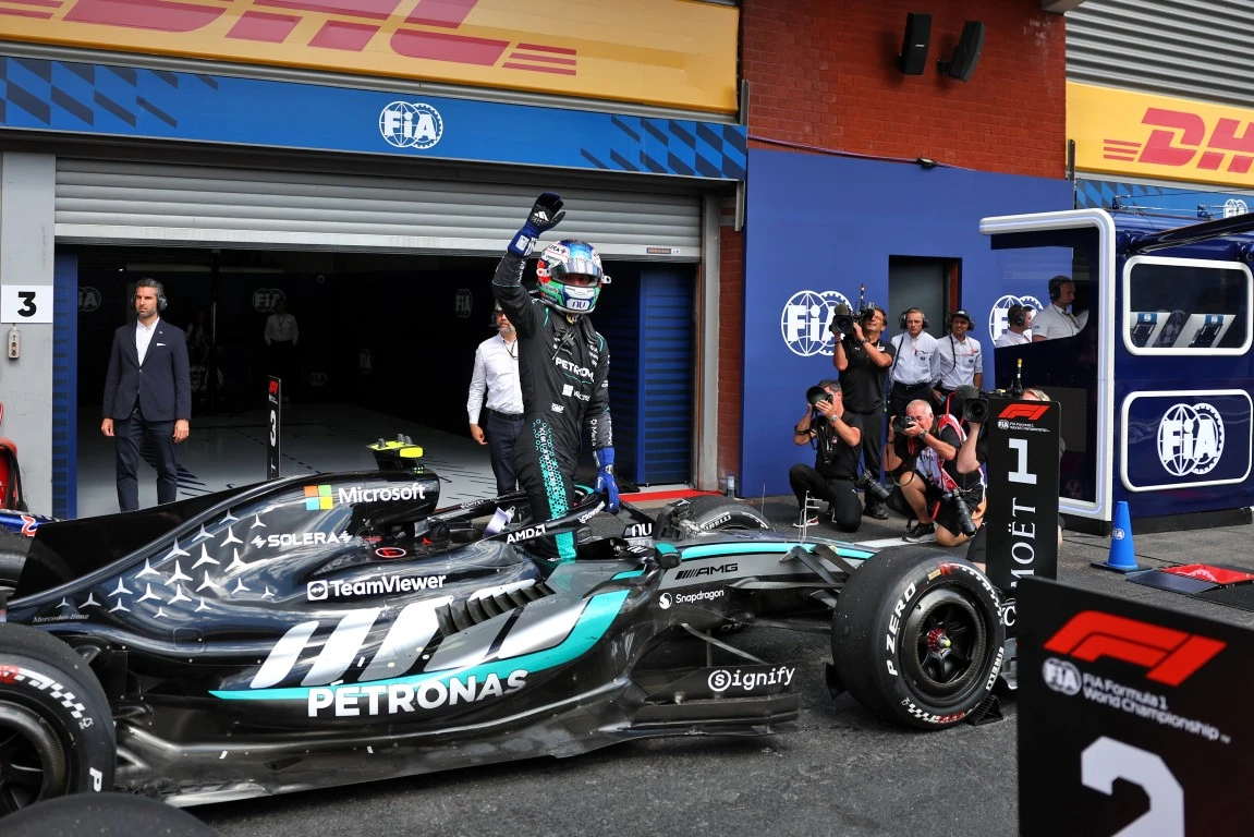 1/64 Minichamps 2026 F1 Mercedes-AMG Petronas F1 Team W17 #12 Kimi Antonelli Winner Spa GP Car Model with Figure, Position & Pit Boards