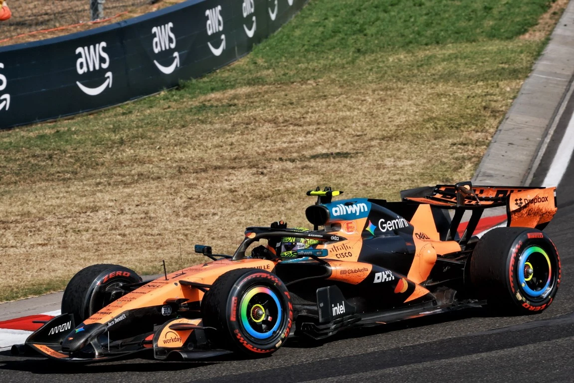 1/64 Minichamps 2026 F1 McLaren Mastercard F1 Team MCL40 #1 Lando Norris Winner Hungary GP Diecast Car Model with Figure, Position Board & Trophy