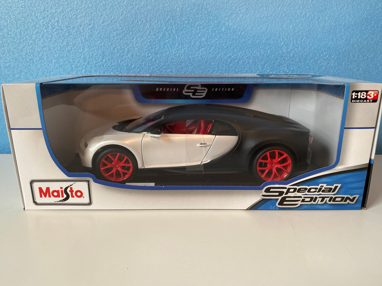 1/18 Bugatti Chiron (Matte White/Black with Red Wheels) Diecast Car Model Special Edition